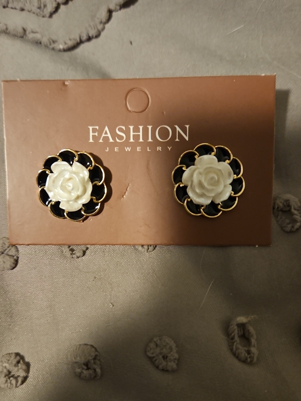 BRAND NEW ** Fashion Jewelry Black and White Rose Stud Earrings